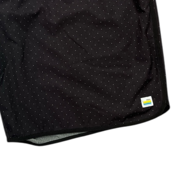 Vuori Mens 7” Banks Shorts size XL in Black Microdot - Picture 6 of 9